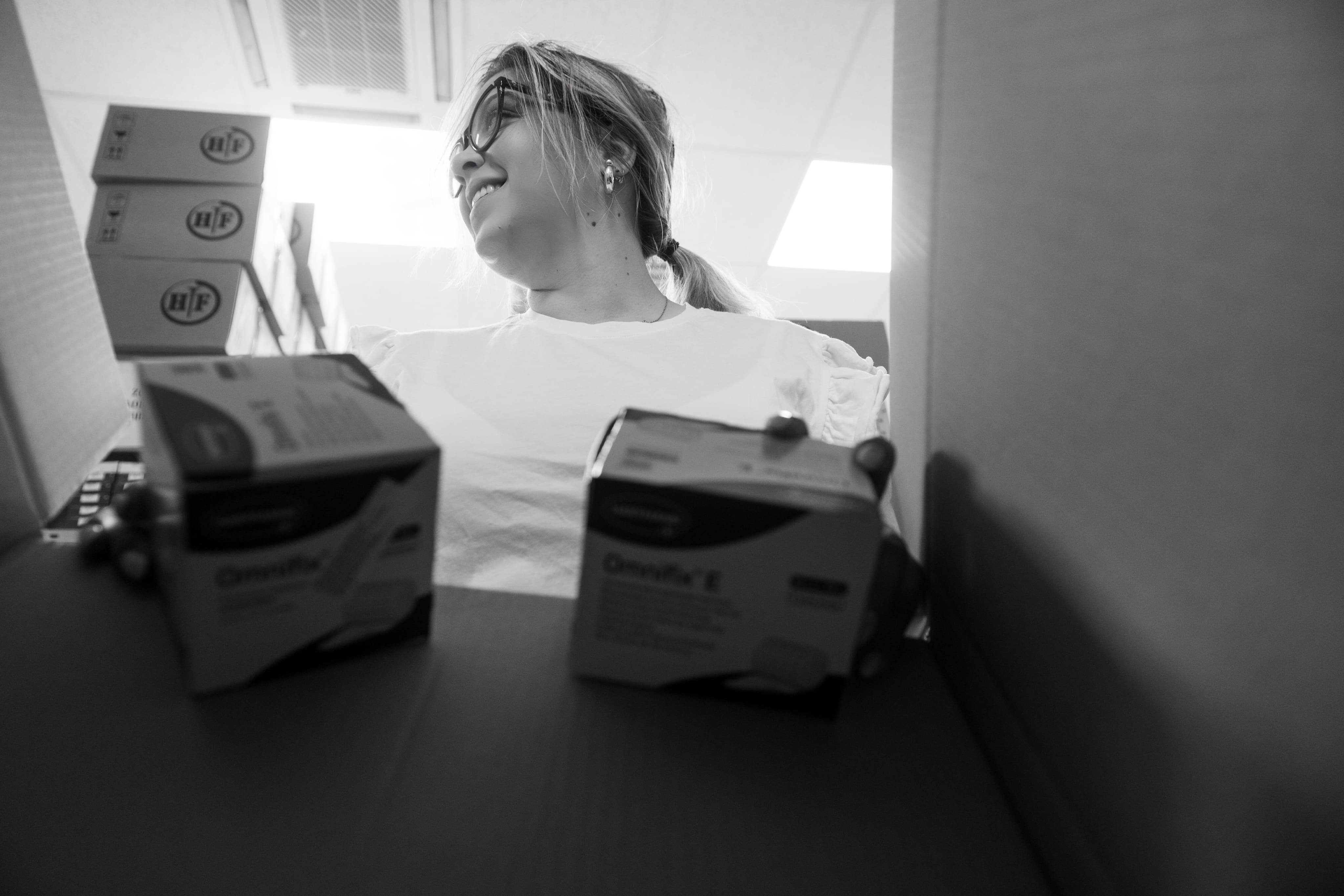 Zaposlena uzima proizvode sa police