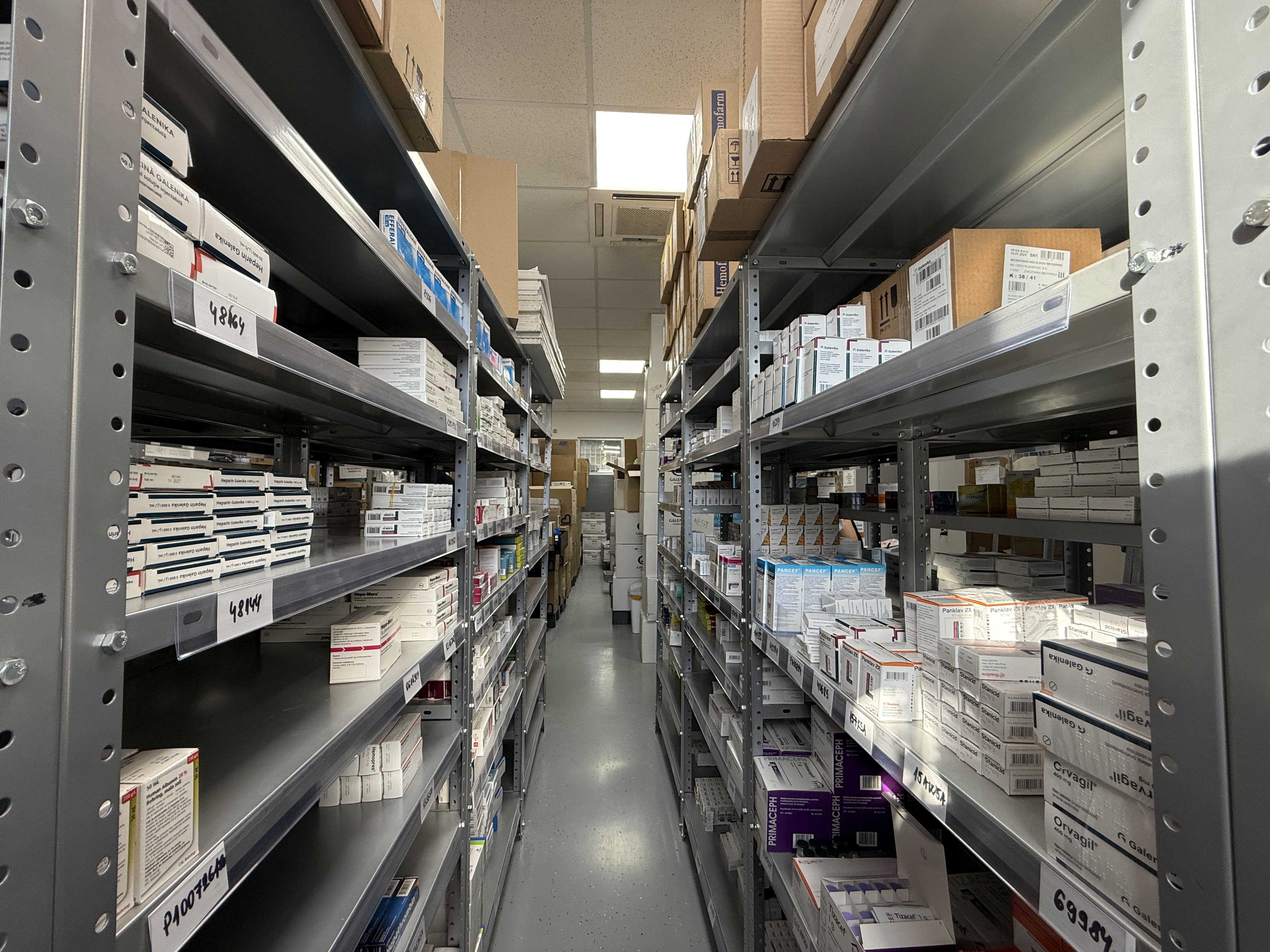 Magacin i proizvodi na policama