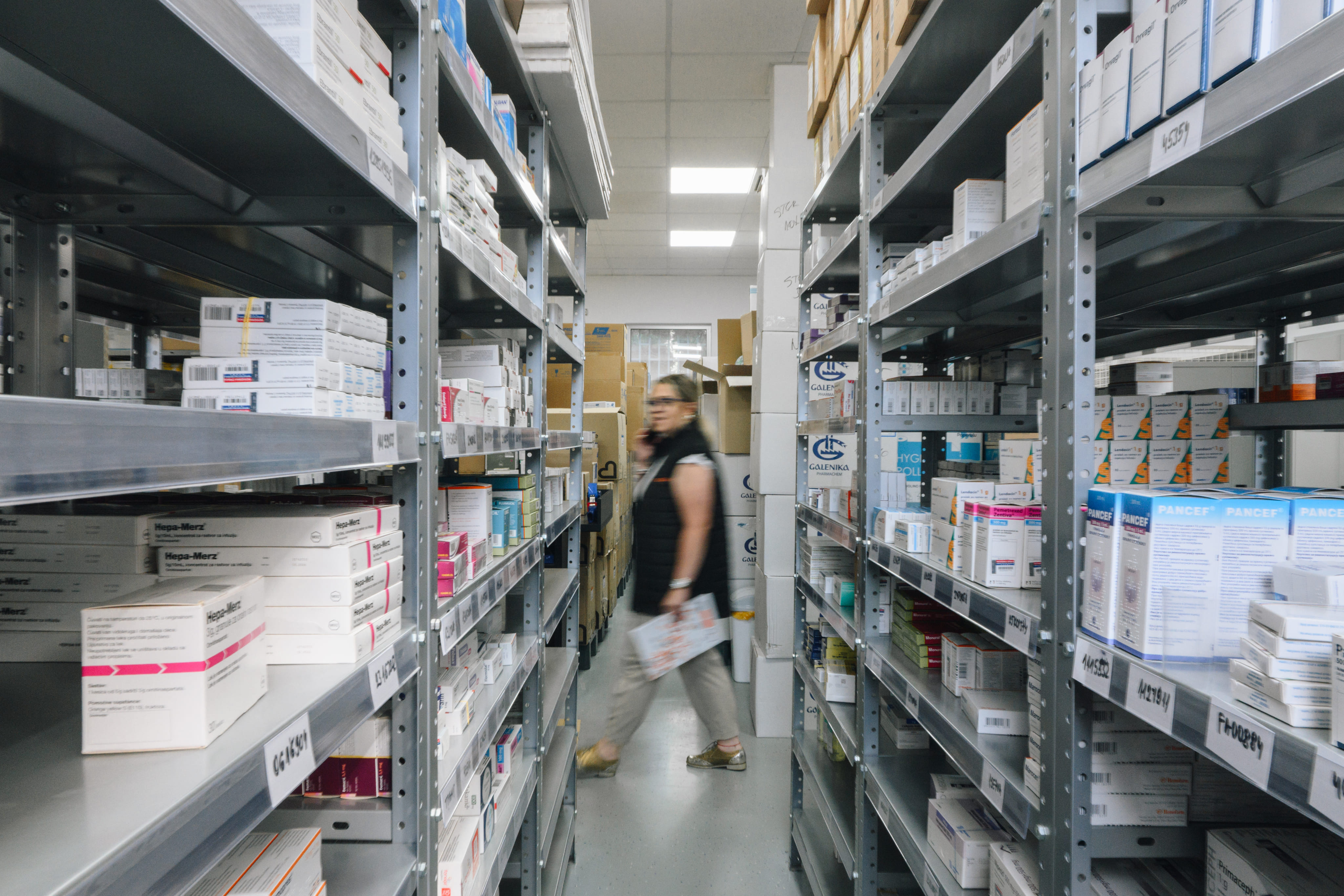 Zaposlena razgovara telefonom u magacinu